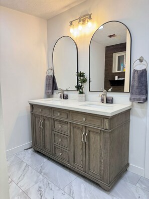 Shower, hair dryer, towels, soap - Mountain Muse Utah Retreat . Explore . Hike . Ski . 3BDR . 2BATH . StunningViews (Murray)