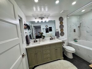 Ducha, secador de pelo, toallas, jabón