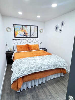 Iron/ironing board, WiFi, bed sheets - Mountain Muse Utah Retreat . Explore . Hike . Ski . 3BDR . 2BATH . StunningViews (Murray)