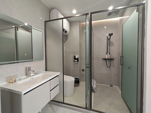 Deluxe-Zweibettzimmer, 2 Doppelbetten, Zimmerreinigung, Stadtblick | Daunenbettdecken, schallisolierte Zimmer, Bettwäsche