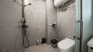 Suite Deluks, Beberapa Tempat Tidur, kamar mandi pribadi, pemandangan kota | Kamar mandi | Shower, pengering rambut, handuk, dan sampo