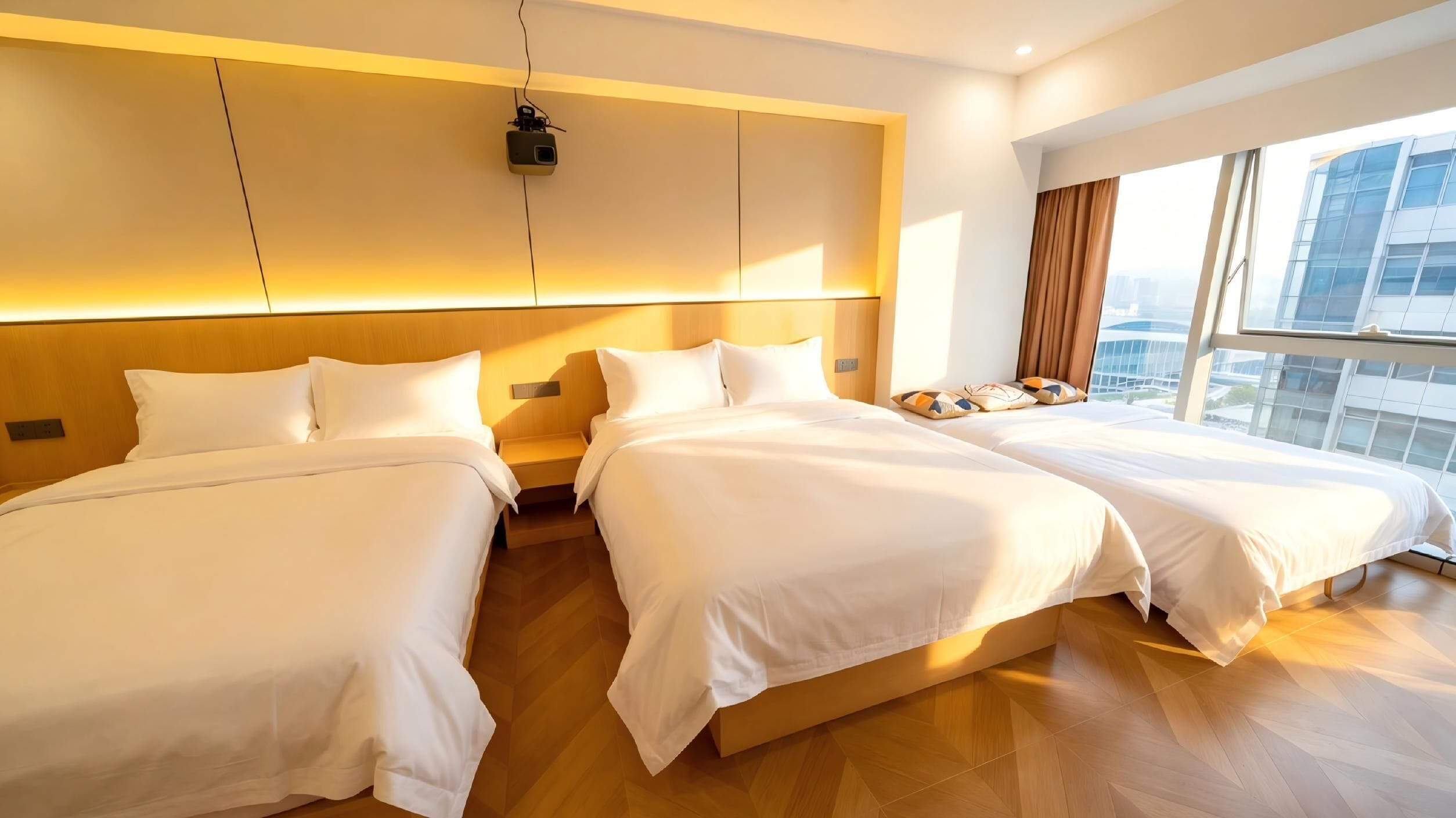 Une chambre d’hôtel avec deux lits, une grande fenêtre et une vue sur la ville.