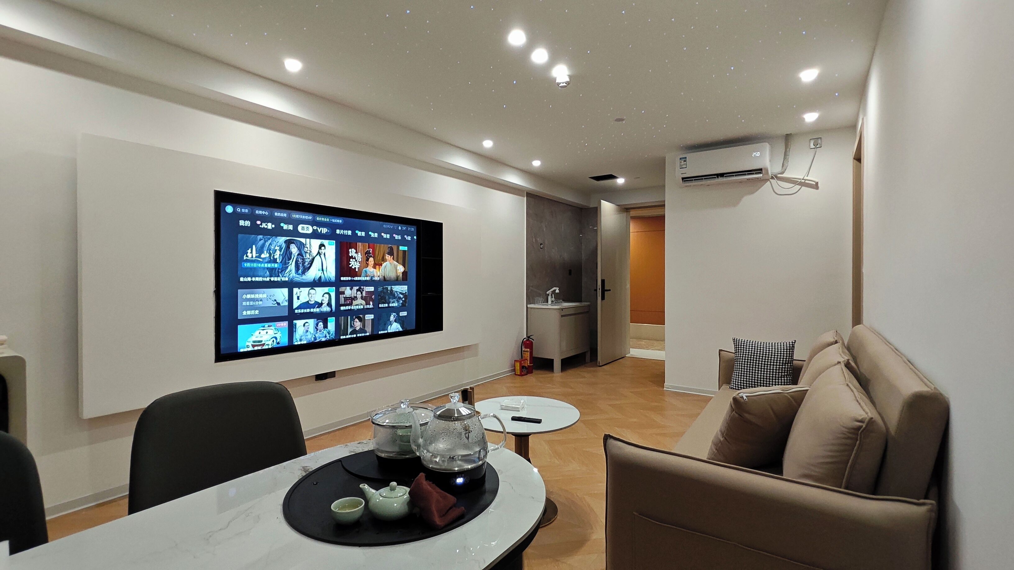 Deluxe Suite, Multiple Beds, Private Bathroom, City View | Living area