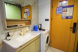 Phòng 2 giường đơn tiện nghi đơn giản, 2 giường đôi, máy điều hòa, quang cảnh một phần hồ | Phòng tắm | Buồng tắm vòi sen, máy sấy tóc, dép đi trong nhà, khăn tắm 