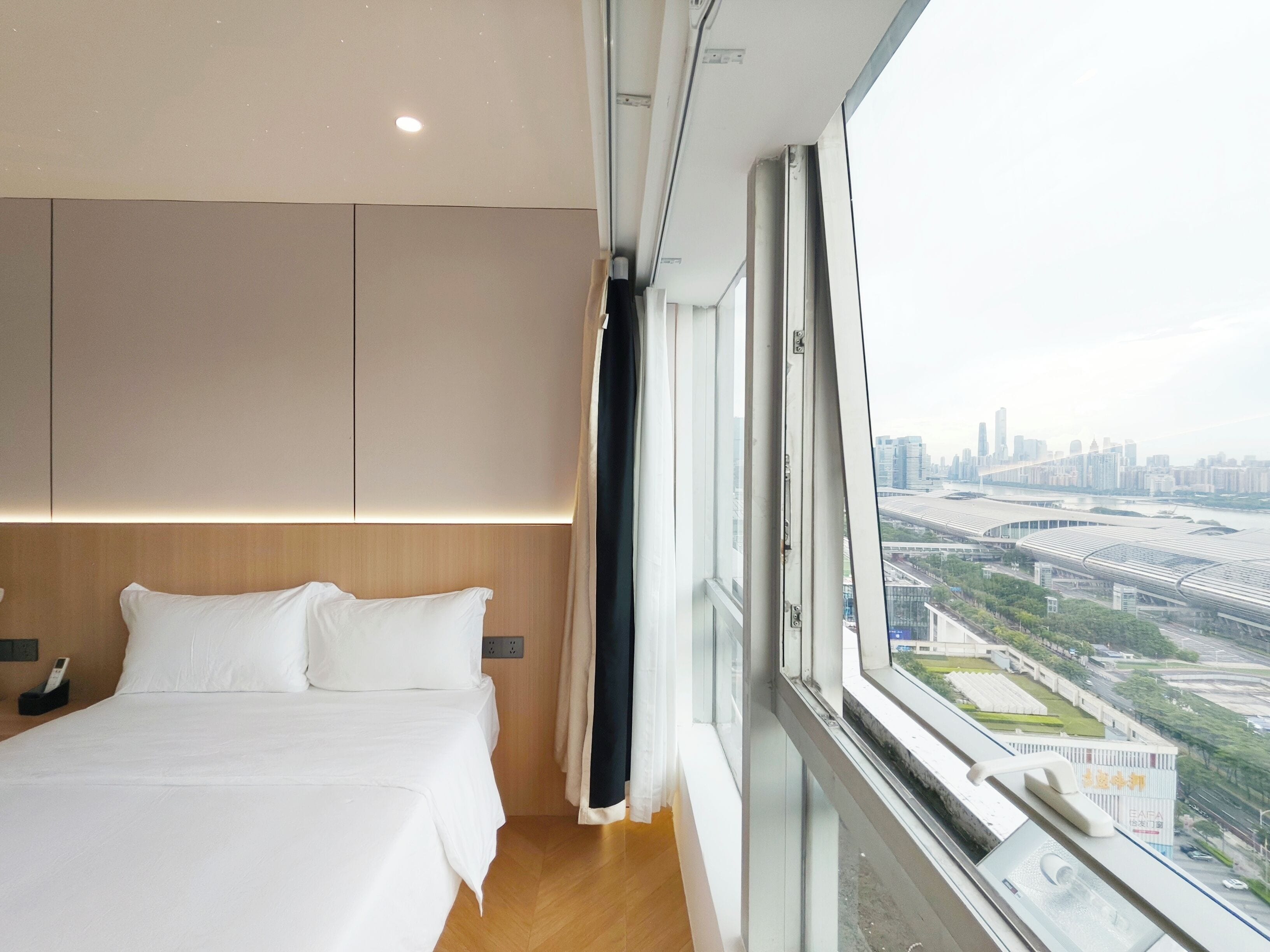 ห้องดีลักซ์สวีท, หลายเตียง, ห้องน้ำส่วนตัว, วิวเมือง | ผ้านวมขนเป็ด, ห้องเก็บเสียง, ผ้าปูที่นอน