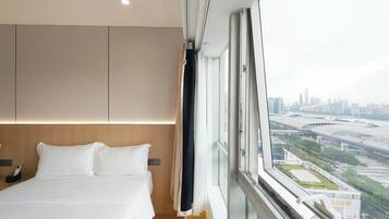 ห้องดีลักซ์สวีท, หลายเตียง, ห้องน้ำส่วนตัว, วิวเมือง | ผ้านวมขนเป็ด, ห้องเก็บเสียง, ผ้าปูที่นอน