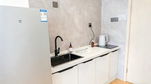 Deluxe Suite, Multiple Beds, Private Bathroom, City View | Private kitchen | Fridge, microwave, eco-friendly cleaning products, paper towels - Paxin·High-Altitude City View Apartment (Canton Fair Complex Pazhou Subway Station Branch) (Guangzhou)