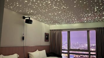 Chambre Deluxe avec lits jumeaux, 2 lits doubles, service de ménage, vue ville