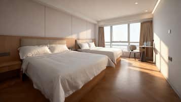 Deluxe-Zweibettzimmer, 2 Doppelbetten, Zimmerreinigung, Stadtblick