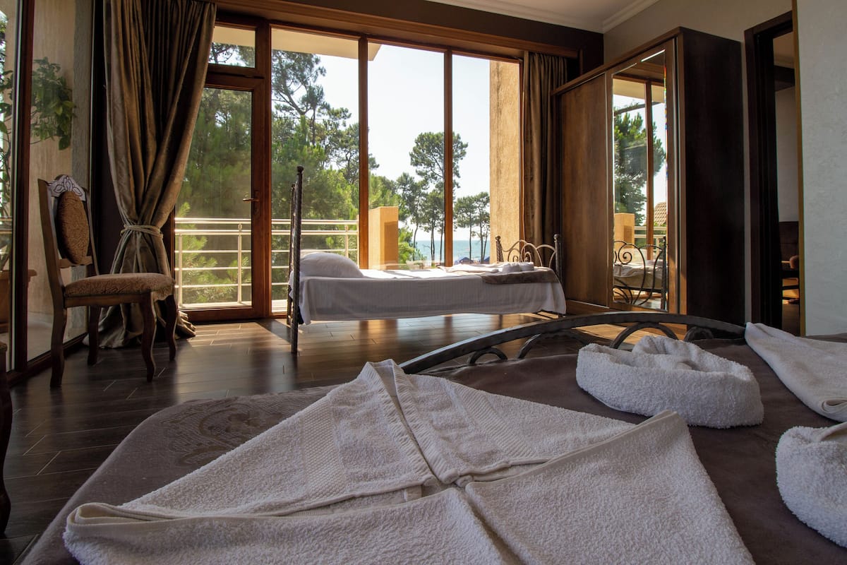 Comfort Quadruple Room | In-room safe, iron/ironing board, free WiFi, bed sheets