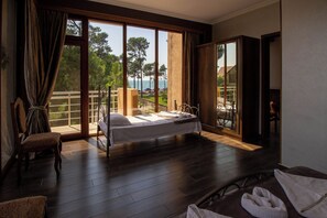 Comfort Quadruple Room | In-room safe, iron/ironing board, free WiFi, bed sheets