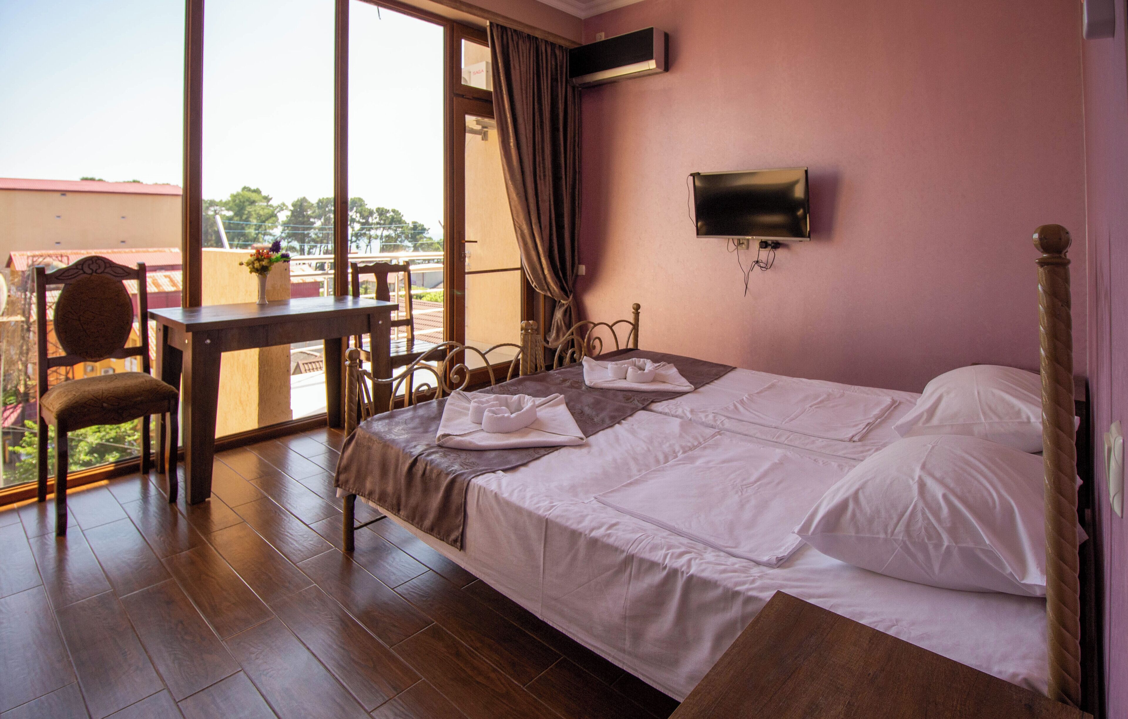 Basic Double or Twin Room | In-room safe, iron/ironing board, free WiFi, bed sheets