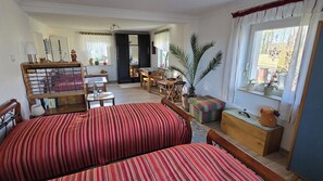 1 bedroom, iron/ironing board, free WiFi, bed sheets - Cozy vacation apartment in the southeast of Dresden (Dresden)