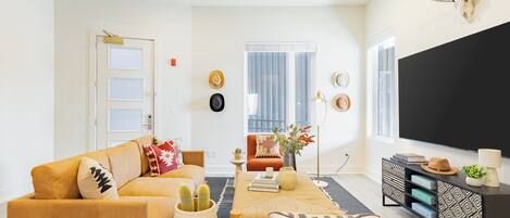 Una Smart TV, una oficina