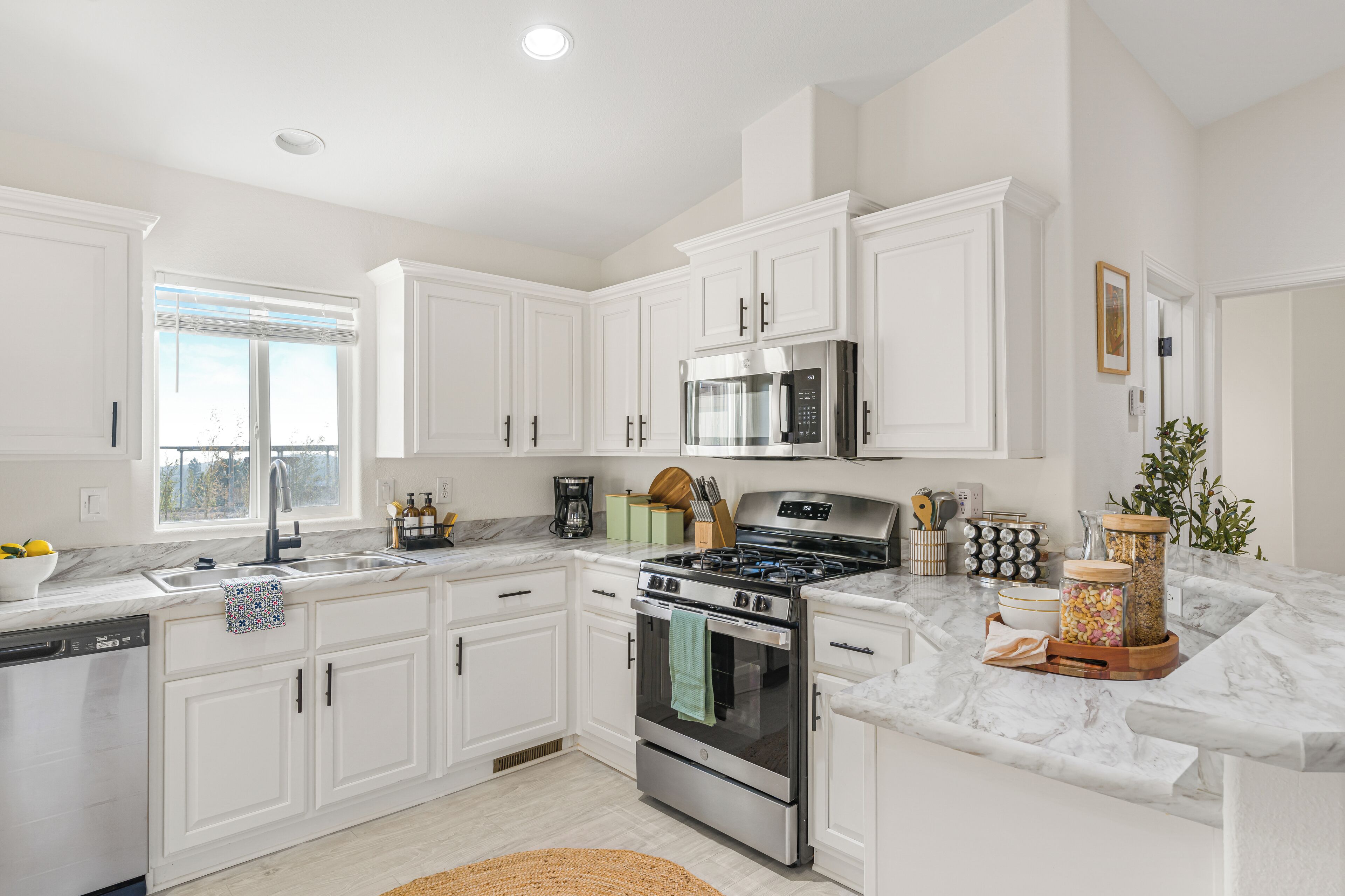 冷蔵庫、電子レンジ、オーブン、コンロ