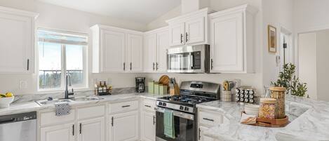 冷蔵庫、電子レンジ、オーブン、コンロ