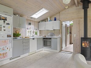 Refrigerador, microondas, lavavajillas y utensilios de cocina 