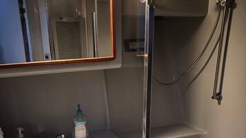 Towels, soap, shampoo, toilet paper