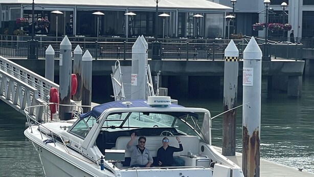 Ein Boot an einem Steg, auf dessen Seite 'Small Change' steht, was auf ein Restaurant oder Geschäft hindeuten könnte.