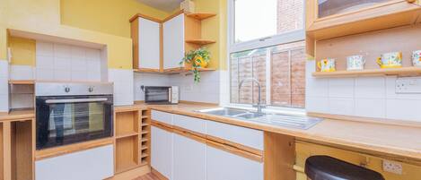 Micro-ondes, four, plaque de cuisson