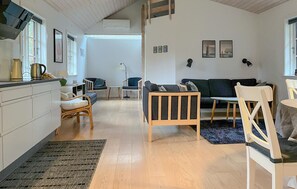 TV - Nice home in Nexø with outdoor swimming pool (Nexø)