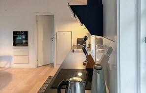 Fridge, microwave, dishwasher, coffee/tea maker - Nice home in Nexø with outdoor swimming pool (Nexø)