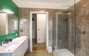 Shower - Amazing home in Cividale del Friuli (Cividale del Friuli)