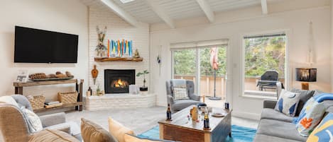 Smart TV, chimenea y oficina