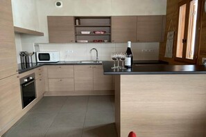 Fridge, oven, stovetop, dishwasher - Charming Ski Lodge in Saint François Longchamp (Saint-François-Longchamp)
