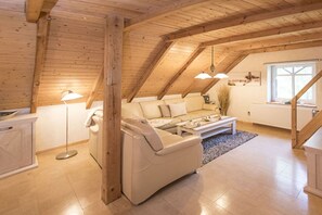 Smart TV, DVD player, books, stereo - Holiday apartment with 2 bedrooms (Südbrookmerland)