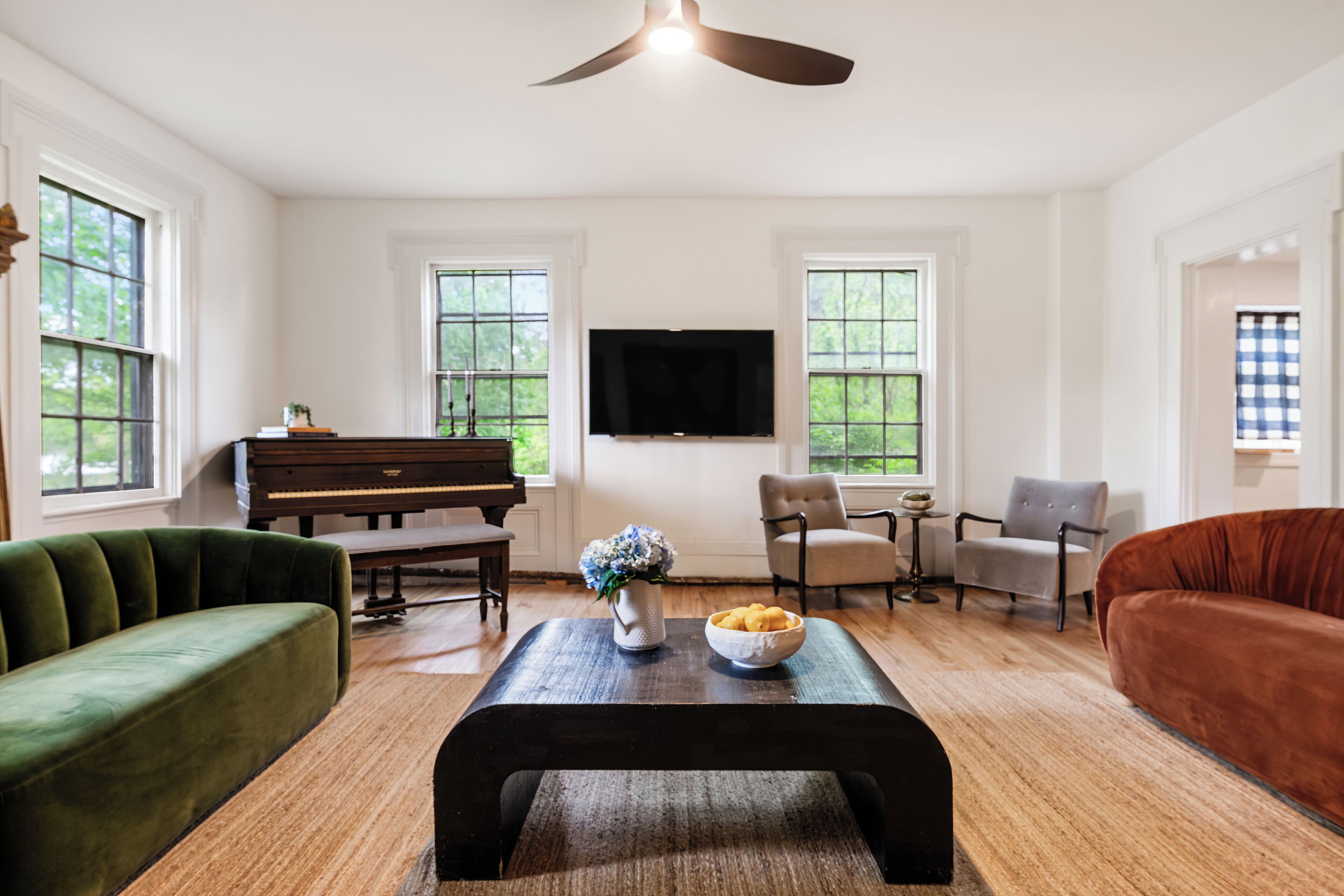 Älytelevisio, takka, pöytätennispöytä, työhuone