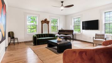 TV connectée, cheminée, table de tennis de table, espaces bureaux