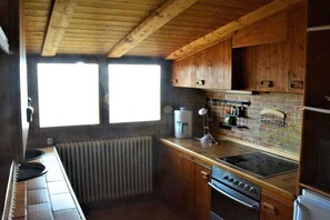 Kylskåp, mikrovågsugn, ugn och spishäll