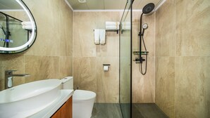 Ein Badezimmer mit Waschbecken, Toilette und Dusche.