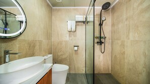 Suihku, hiustenkuivaaja, tohvelit, pyyhkeet