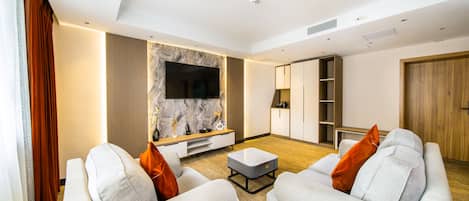 Caja de seguridad en la habitación y espacio para trabajar con laptop