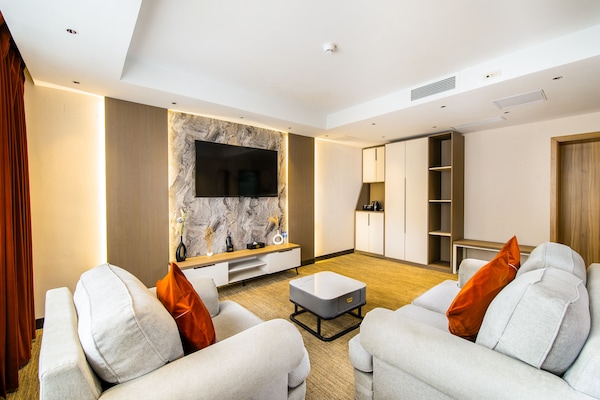 Business Suite | In-room safe, laptop workspace, free WiFi