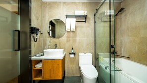 Suite Bisnis | Kamar mandi | Shower, pengering rambut, sandal, dan handuk