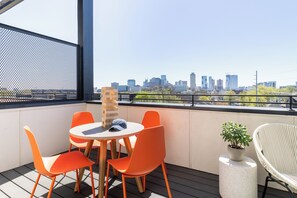 Outdoor dining - Minutes from DT + Broadway | 4BDR Suite w/ Balcony (Nashville)