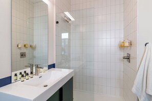 Shower, hair dryer, towels - 4BDR Suite w/ Private Rooftop | Mins from Broadway (Nashville)
