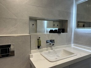 Hårføner, håndklær, såpe og toalettpapir