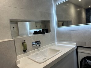 Hårføner, håndklær, såpe og toalettpapir