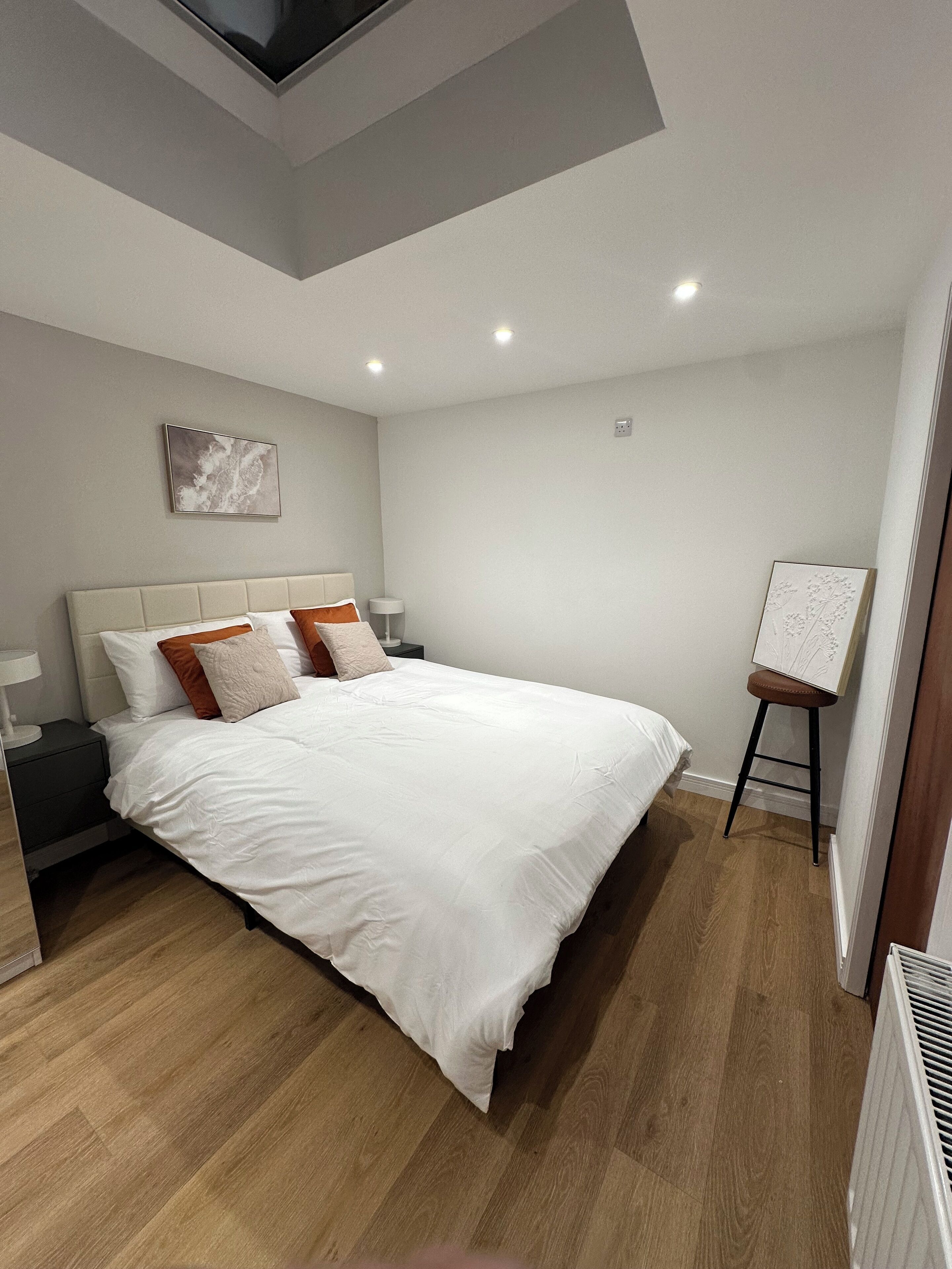 1 dormitorio, escritorio, tabla de planchar con plancha y wifi