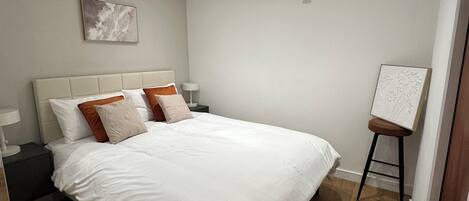 1 dormitorio, escritorio, tabla de planchar con plancha y wifi