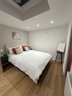 1 bedroom, desk, iron/ironing board, travel cot - Stylish studio with wet room & kitchen (London)