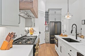 Fridge, microwave, oven, stovetop - Beach Sea-ker's Retreat by AvantStay | Rooftop Deck w/ Views, Pool, Luxury 5BDR (Inlet Beach)