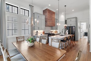 Dining - Beach Sea-ker's Retreat by AvantStay | Rooftop Deck w/ Views, Pool, Luxury 5BDR (Inlet Beach)