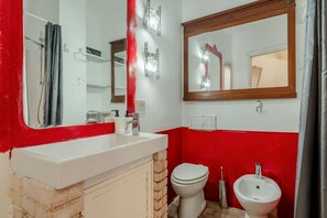 Shower, bidet, towels