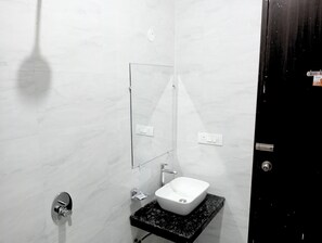 Douche, sèche-cheveux, serviettes fournies, savon