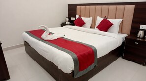 Desk, laptop workspace, free WiFi - Gaura Resort (Mohanlalganj)